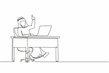 Aufkleber - Single one line drawing Arabic businessman getting bright new idea while working with laptop on desk. Male manager working with computer at desk. People get idea. Continuous line design graphic vector