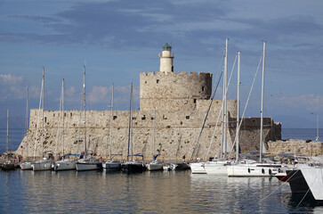 Wall Mural - Leuchtturm im Mandraki-Hafen in Rhodos Stadt