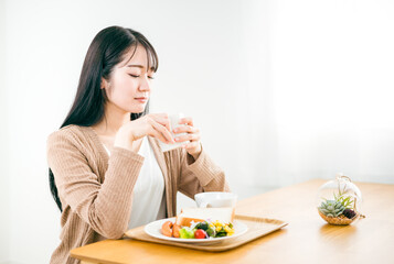 Poster - 眠くて朝食を食べられない女性（低血糖・食欲不振）
