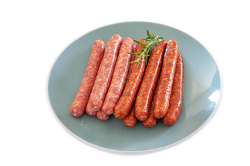 Wall Mural - saucisses et merguez crues dans une assiette sur un fond blanc 