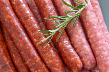 Wall Mural - gros plan de  saucisses merguez crues