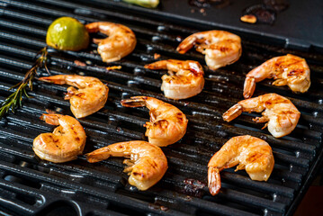 Canvas Print - grilled shrimps with herbs and sauce