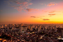 Paisagem Feita Em Lente Grande Angular, Urbana Da Cidade De São Paulo, Em Tarde Ensolarada Do Verão Com Um Lindo Céu Colorido