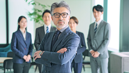Fototapete - エグゼクティブ男性と会社員グループ
