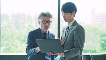 Poster - 相談するエグゼクティブ男性とビジネスマン
