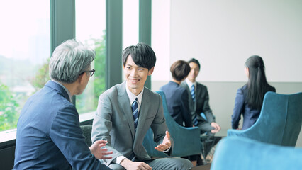 Aufkleber - ロビーで会話するビジネスグループ