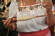 hilando fibra de penca de maguey con malacate para tejer prendas de vestir tradicionales 