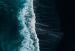 Blaues Meer und schwarzer Strand mit der Drohne Vulkaninsel 5
