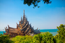 Wooden Temple In Pattaya. Traveling In Thailand. Wooden Sculptures Of Beautiful Carved Patterns On The Roof.