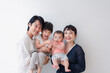 © maroke - 赤ちゃんがいる家族の集合写真