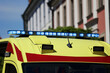 Ambulans medyczny pędzi do wypadku drogowego na autostradzie na sygnale