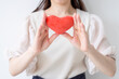 © hikari_stock - ハートを両手で支えている女性が愛情や思いやりを表現