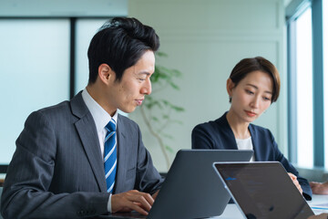 Poster - パソコンを見る日本人男女