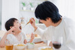 © maroke - パパと一緒にご飯を食べる小さな女の子