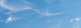 Fototapeta Niebo - błękitne niebieskie niebo z smugami chmur białych