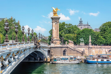 Fototapete - Alexandre III Bridge in Paris city
