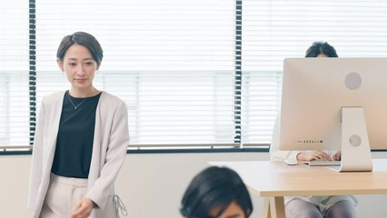 Aufkleber - オフィスで指導するビジネスウーマン
