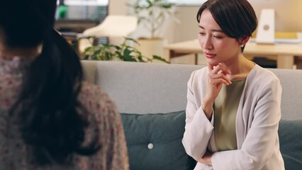 Aufkleber - 話を聞く女性　インタビュー　面談