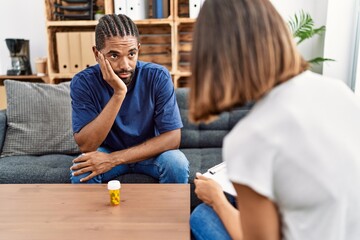 Canvas Print - Man and woman having psychology session prescribing pills at psychology clinic