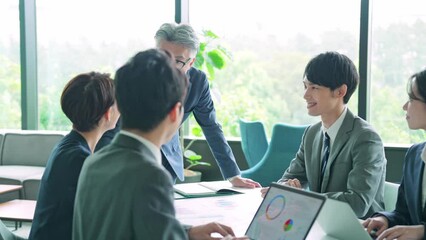 Poster - 会議する幅広い世代のビジネスグループ　スローモーション