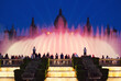 Barcelona, pokaz fontann, pałac, ludzie, światła, fontanny piękny wieczór w Katalonii