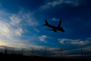 Poster - avion vol pilote vacances transport aviation ciel survol aéroport cloture securité