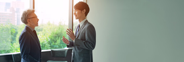 Poster - ロビーで会話するエグゼクティブ男性と若手社員