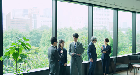 Poster - ロビーで会話するビジネスグループ