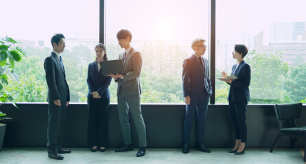 Poster - ロビーで会話するビジネスグループ