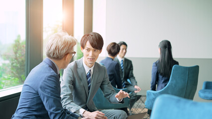 Poster - ロビーで会話するビジネスグループ