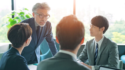 Poster - 会議するビジネスグループ