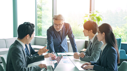 Poster - 会議するビジネスグループ