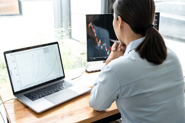 Aufkleber - Businesswoman investor having planning a new project and analyzing graph data with display screen the data presented and deal on a stock exchange