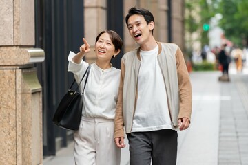 外を歩く仲良し日本人カップル