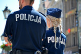 Fototapeta  - Młoda policjantka blondynka w mundurze na służbie w mieście.