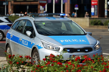 Wall Mural - Radiowóz polskiej policji jedzie alarmowo ulicami miasta. 