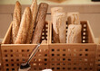 Mehrere Brote, Baguette stehen hochkannt im Holzkorb.