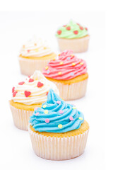 Wall Mural - Bunte Cupcakes vor weißem Hintergrund