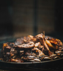 Una excelente parrillada de carne en un restaurante argentino