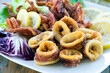 Piatto con deliziosi anelli di calamaro fritti, cibo italiano 