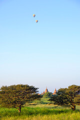 Wall Mural - Birmanie, Bagan, deux ballons survolent les stupas de Bagan.