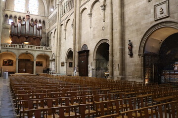 L'église collégiale Saint Barnard, construite au 9ème siècle, intérieur de l'église, village de Romans sur Isère, France