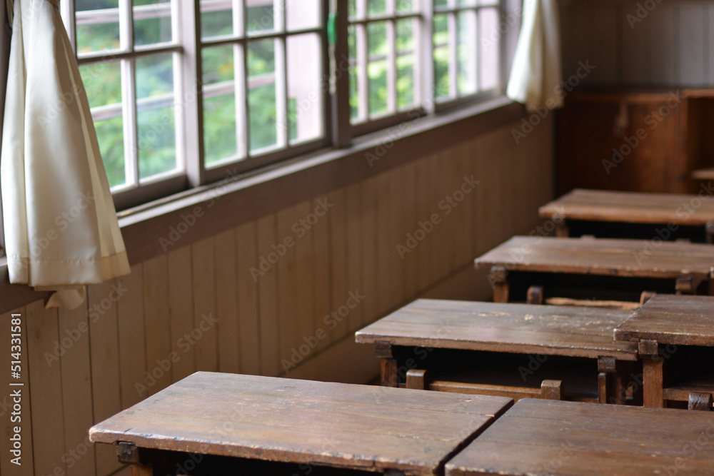 窓から光が射しこむ日本の古い小学校の教室 の Stock フォト | Adobe Stock