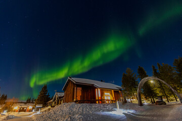case nella notte sotto l'aurora boreale a kiruna in svezia. freddo,,neve e gelo e luci nella notte p