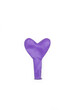 Globo violeta morado en forma de corazón sobre un fodno blanco liso y aislado. Vista superior y de cerca. Copy space