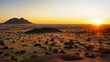 Sonnenuntergang über der Savannen Landschaft in Namibia 