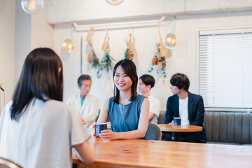 Wall Mural - カフェで会話をする二人の女性