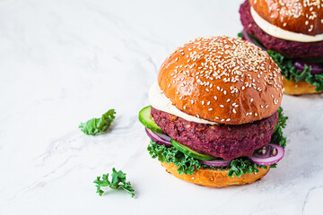 Canvas Print - Beetroot vegan burger with kale, onion and cucumber. Alternative fast food.  Purple food.