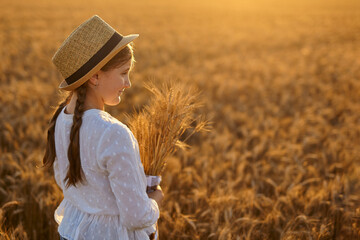 Wall Mural - Girl holding ears of corn in her hands.