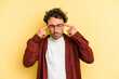 © Asier - Young caucasian man isolated on yellow background focused on a task, keeping forefingers pointing head.
